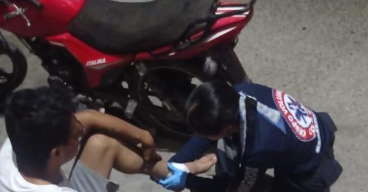 Chocan dos motocicletas frente a la Iglesia en Costa Rica; tres jóvenes resultan heridos