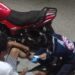 Chocan dos motocicletas frente a la Iglesia en Costa Rica; tres jóvenes resultan heridos