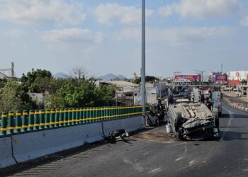 Vuelca automóvil sobre el puente a desnivel de El Palmito