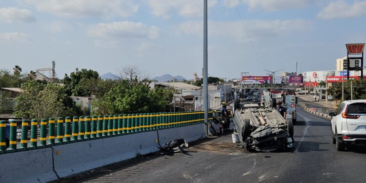 Vuelca automóvil sobre el puente a desnivel de El Palmito