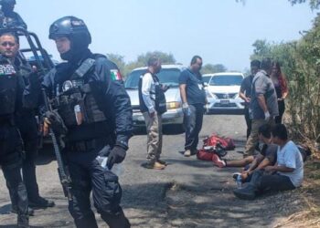 Vuelca automóvil con 4 jóvenes y cae a canal de riego cerca del Aeropuerto de Culiacán