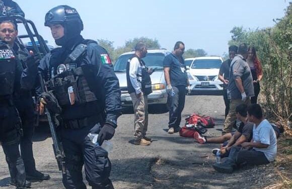 Vuelca automóvil con 4 jóvenes y cae a canal de riego cerca del Aeropuerto de Culiacán