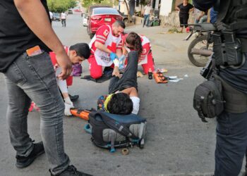 Grave menor de edad al chocar la moto que conducía contra un auto