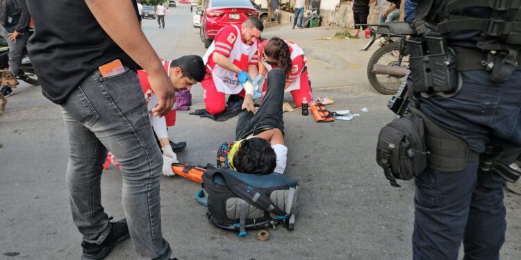 Grave menor de edad al chocar la moto que conducía contra un auto