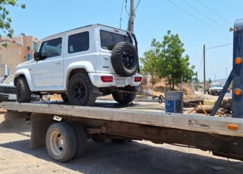 Aseguran camionetas de lujo, Jeep, motocicletas y sustancias químicas en cateo de inmueble en la Progreso