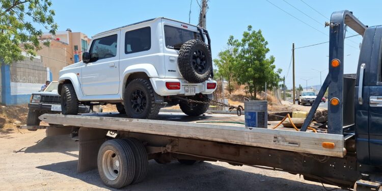 Aseguran camionetas de lujo, Jeep, motocicletas y sustancias químicas en cateo de inmueble en la Progreso
