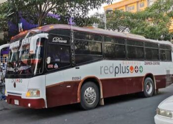 Una madre y su bebé son arrolladas por un camión urbano