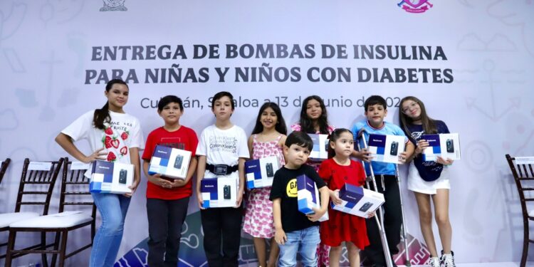 Entregan Rocha y Eneyda bombas de insulina para niñas y niños con diabetes