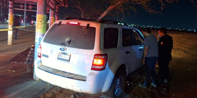 Matan a un hombre joven abordo de una camioneta