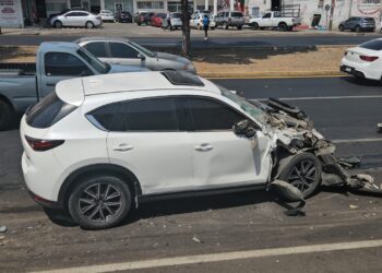 Joven “amanecido” y “drogado” choca la camioneta que conducía contra varias unidades