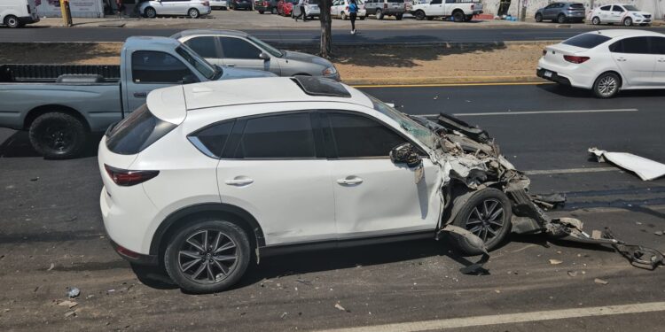 Joven “amanecido” y “drogado” choca la camioneta que conducía contra varias unidades