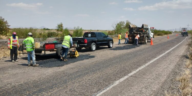 Gobierno del Estado inició trabajos de rehabilitación de carretera México 15 en El Carrizo