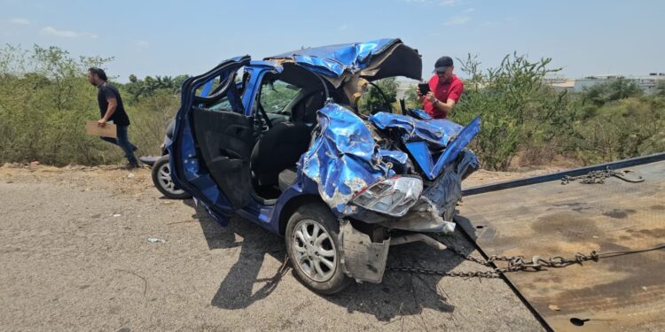Milagro en “La Costerita”; joven queda prensado tras choque y caer a barranco el auto que conducia y sólo sufre lesiones leves
