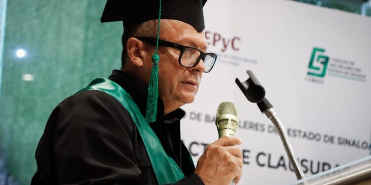 Julio Valenzuela, culmina su bachillerato en COBAES con el mejor promedio a sus 55 años