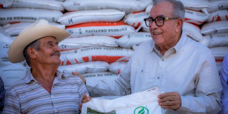 Rocha Moya arranca la entrega de Fertilizantes para el Bienestar a productores sinaloenses