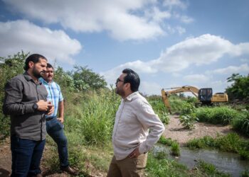 Juan de Dios Gámez supervisa limpieza en arroyos y canales de la ciudad