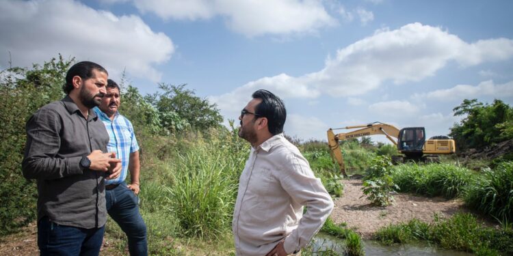 Juan de Dios Gámez supervisa limpieza en arroyos y canales de la ciudad