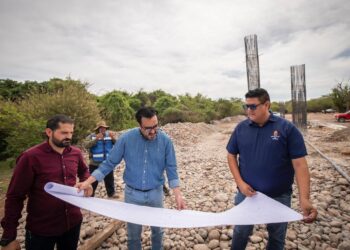 Juan de Dios Gámez supervisa trabajos de construcción del puente en Caminaguato, sindicatura de Tepuche