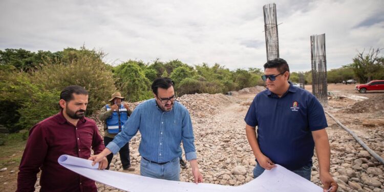 Juan de Dios Gámez supervisa trabajos de construcción del puente en Caminaguato, sindicatura de Tepuche
