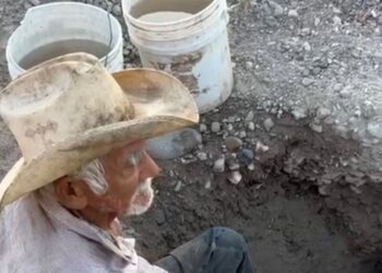 A sus 83 años, Don Esteban hace un pozo en el Rio Piaxtla para enfrentar la sequía