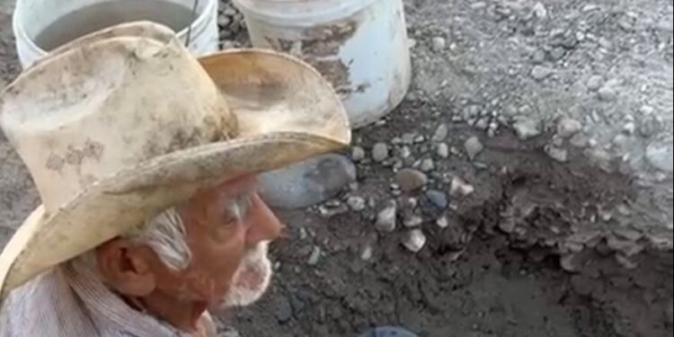 A sus 83 años, Don Esteban hace un pozo en el Rio Piaxtla para enfrentar la sequía