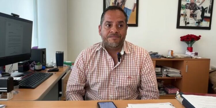 Adulto mayor que construyó pozo junto con su hermano fueron trasladados a Culiacán para valoración médica