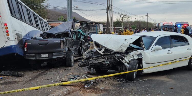 Carambola de tres unidades deja un muerto y 17 lesionados al sur de Culiacán