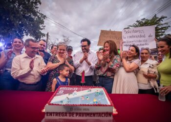 Juan de Dios Gámez celebra con vecinos de la Toledo Corro entrega de calle Mina de Bacubirito