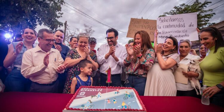 Juan de Dios Gámez celebra con vecinos de la Toledo Corro entrega de calle Mina de Bacubirito