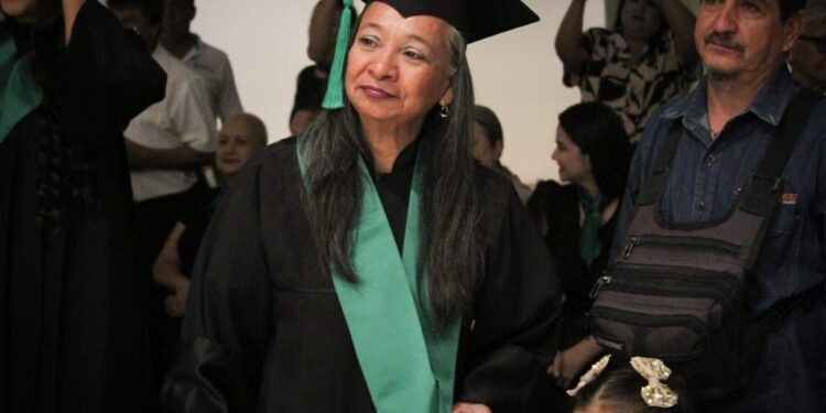 Madre, abuela y ahora exalumna de COBAES; concluye Ruth Reyes su bachillerato