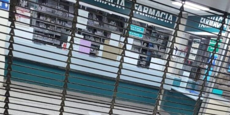 Elementos de la FGR detienen a 4 empleados de la farmacia del IMSS