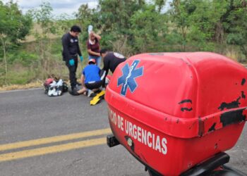 Mujer sufre heridas graves al chocar la moto que conducia contra un trailer