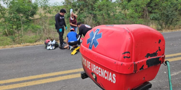 Mujer sufre heridas graves al chocar la moto que conducia contra un trailer