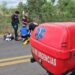 Mujer sufre heridas graves al chocar la moto que conducia contra un trailer