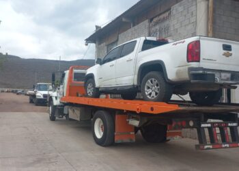 Policía Estatal asegura camioneta; llevaba placas sobrepuestas