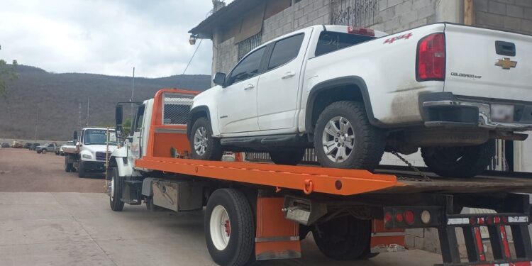Policía Estatal asegura camioneta; llevaba placas sobrepuestas