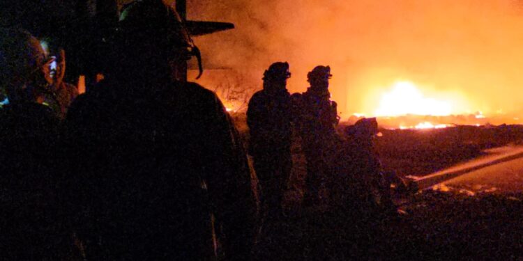 Se incendia casa en Prados del Sur; vecinos controlan el incendio hasta la llegada de Los Bomberos