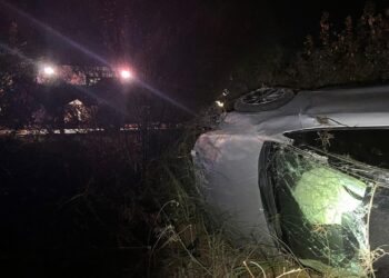 Tres jóvenes resultan con lesiones leves al volcarse el auto en que circulaba frente al Rincón del Valle