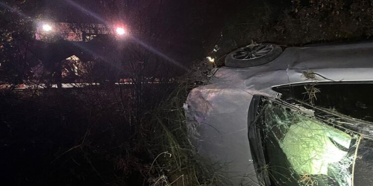 Tres jóvenes resultan con lesiones leves al volcarse el auto en que circulaba frente al Rincón del Valle