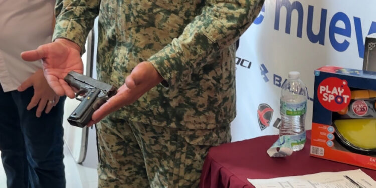 Una pistola calibre 45 y una granada, donan en arranque de campaña de Desarme Voluntario en Culiacán