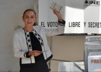 Claudia Sheinbaum emite su voto para la Presidencia a favor de Ifigenia Martínez