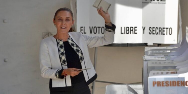 Claudia Sheinbaum emite su voto para la Presidencia a favor de Ifigenia Martínez