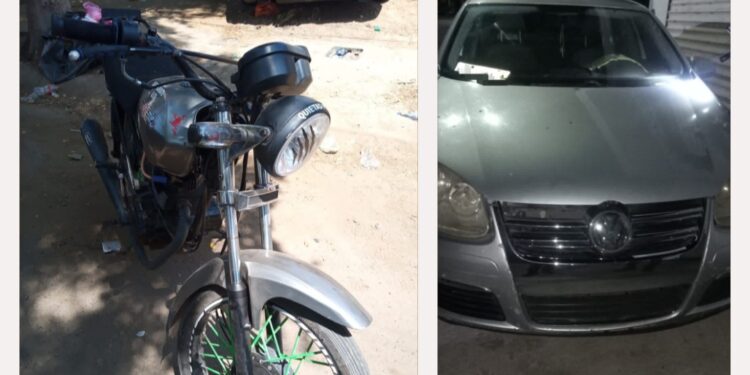 Policías estatales aseguran automóvil y motocicleta con reporte de robo