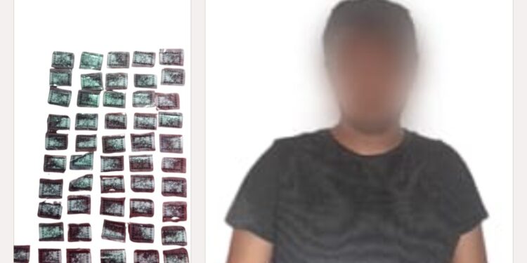 Policías Estatales aseguran a hombre con decenas de dosis de presunta droga