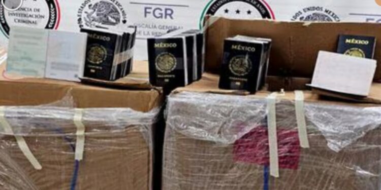 Capturan a 2 hombres que transportaban más de 6 mil pasaportes robados de la SRE
