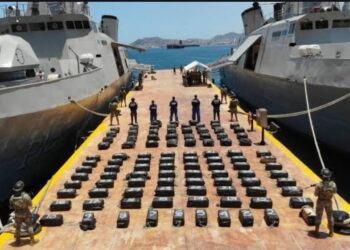 Flotan cientos de paquetes con cocaína en el puerto de Acapulco; son asegurados por la Marina