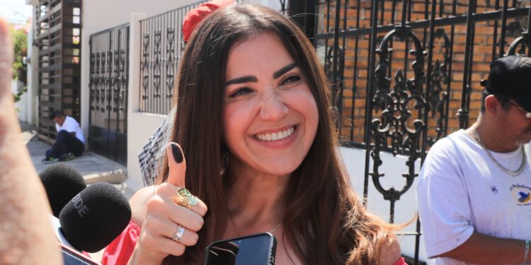 A vivir una fiesta democrática en paz, llama Paloma Sánchez al ejercer su voto