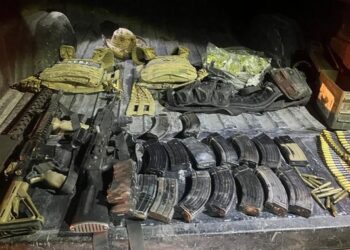Aseguran dos camionetas abandonadas con un arsenal en Chihuahua