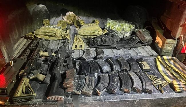 Aseguran dos camionetas abandonadas con un arsenal en Chihuahua