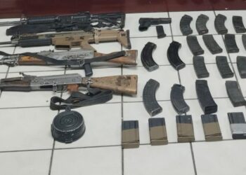 Aseguran armas largas, material bélico y bolsas con posible marihuana en Sonora
